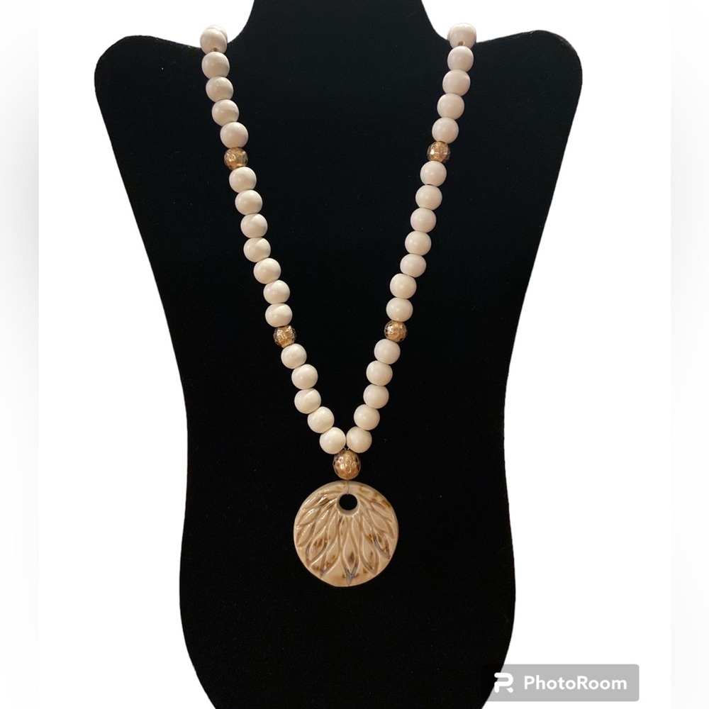 NECKLACE Gorgeous 18” Length with Medallion . Brand New!
